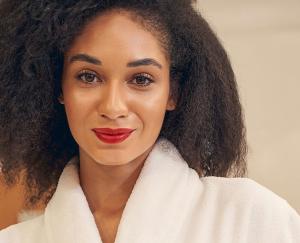 Luksus zwolnił, ale kosmetyki trzymają się nieźle